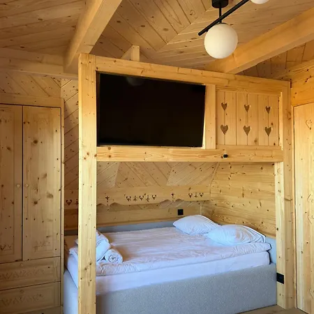 Lovelia - Luxury Mountain With Hot Tub Villa