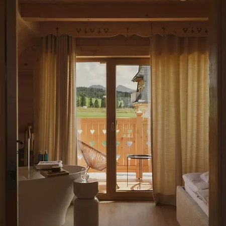Lovelia - Luxury Mountain With Hot Tub Villa